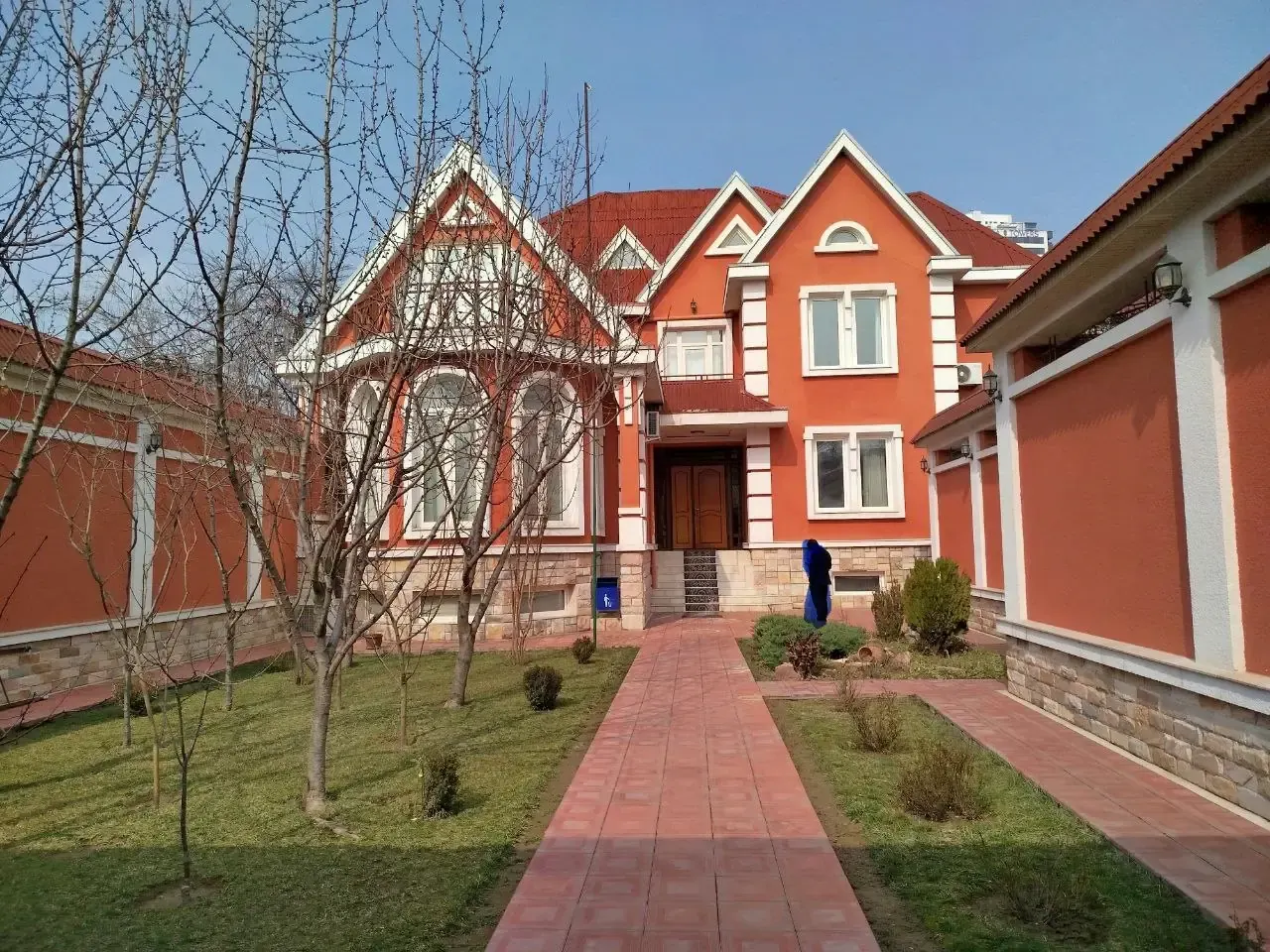 Сотилади 8 хонали дала ҳовли, 10 сотих, 625 м² — Яккасарой тумани