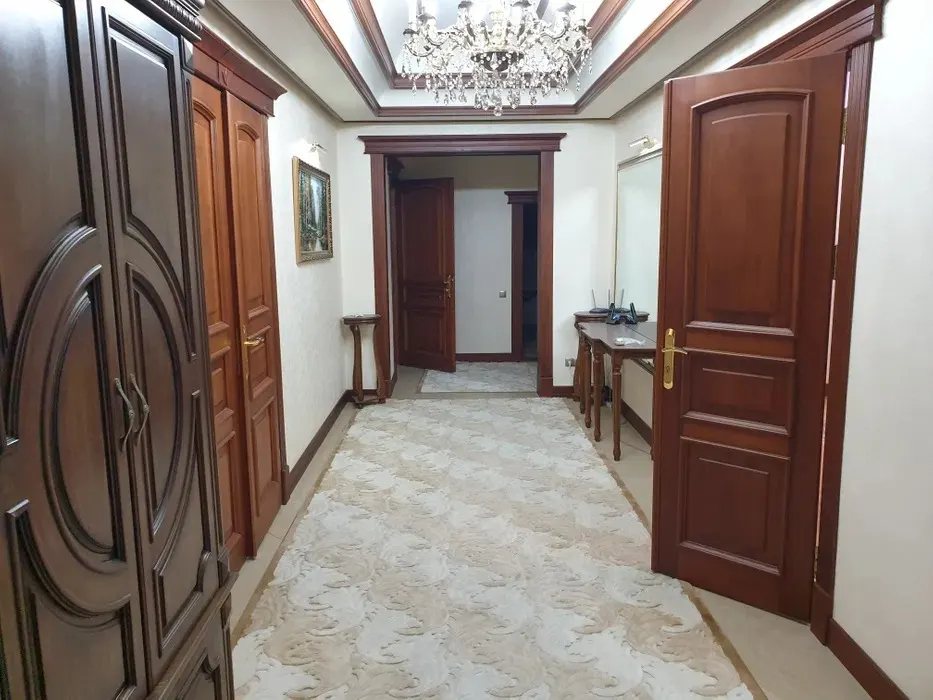 Сдаётся 4-комнатная квартира, 200 м², 2/7 этаж — Мирабадский район
