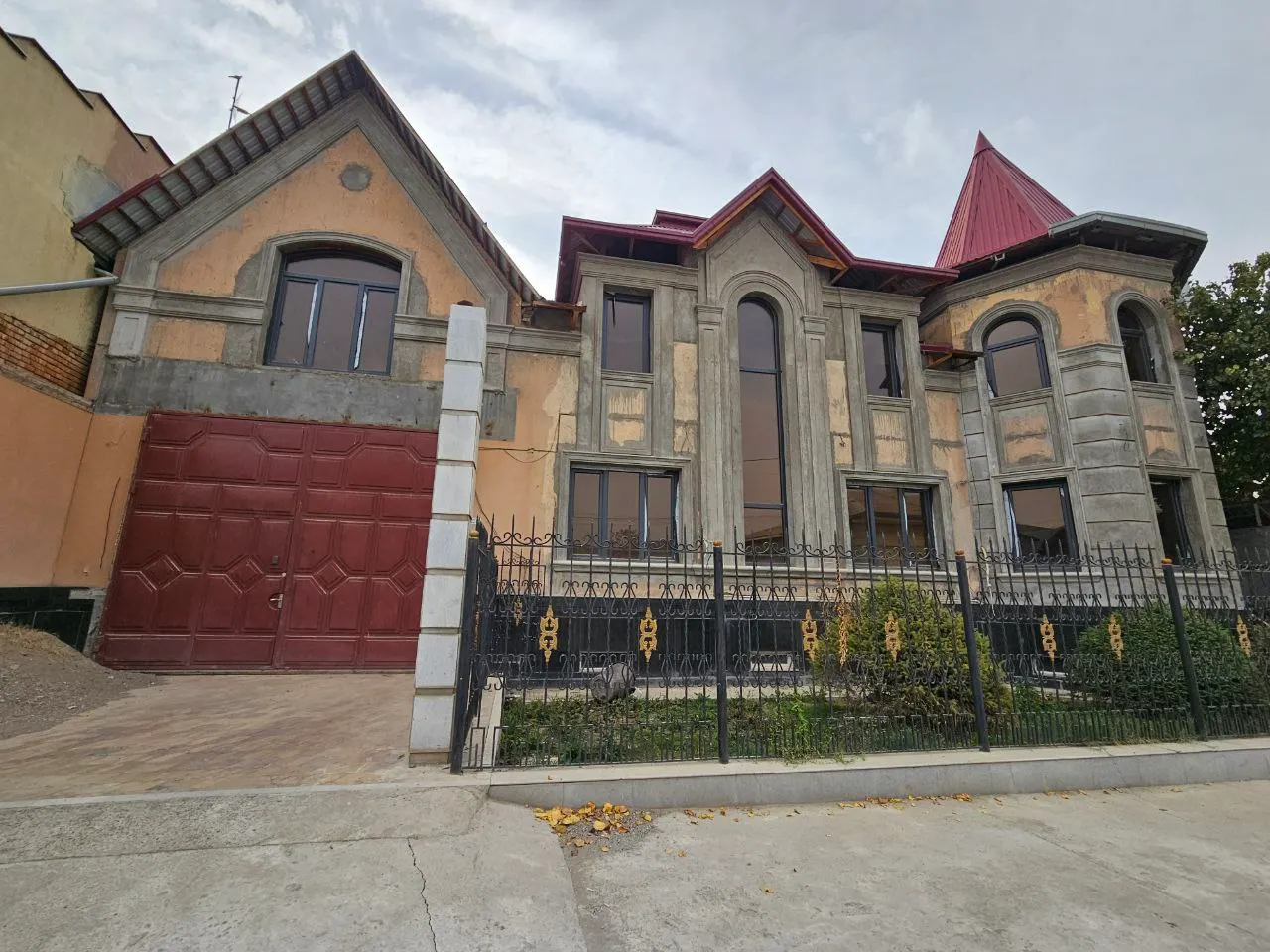 Сотилади 6 хонали ҳовли уй, 10 сотих, 400 м² — Яшнобод тумани