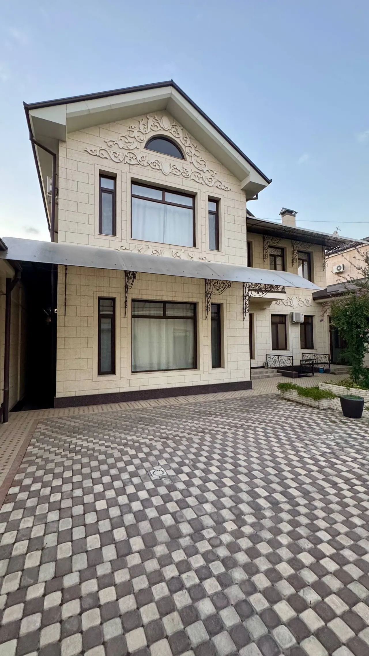 Сдаётся 6-комнатный дом, 3,4 сот., 400 м², 2 этажа — Мирабадский район