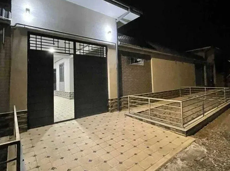 Сотилади 5 хонали ҳовли уй, 2 сотих, 150 м² — Янгиҳаёт тумани