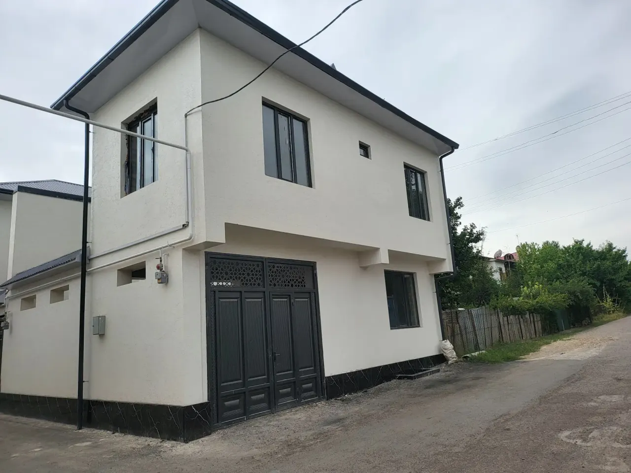 Сотилади 5 хонали ҳовли уй, 0,9 сотих, 3 қаватли — Зангиота тумани