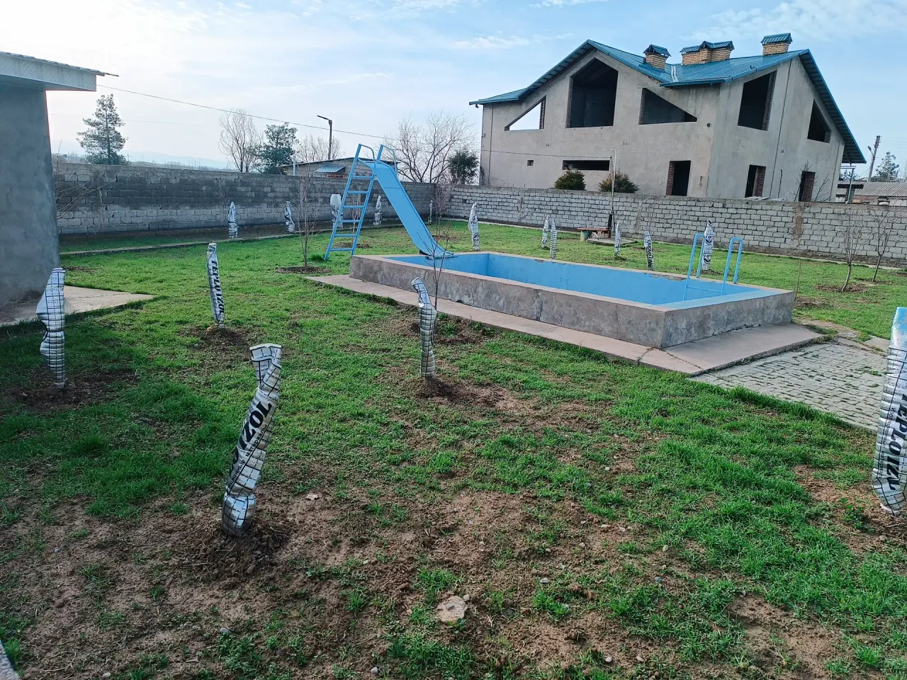 Сотилади 3 хонали ҳовли уй, 3.5 сотих, 21.5 м² — Қибрай тумани