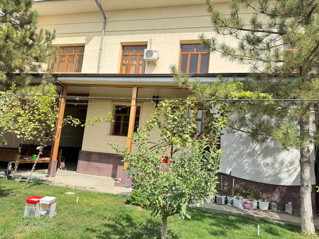 Ижарага берилади 6 хонали ҳовли уй, 8 сотих, 800 м², 2 қаватли — Зангиота тумани