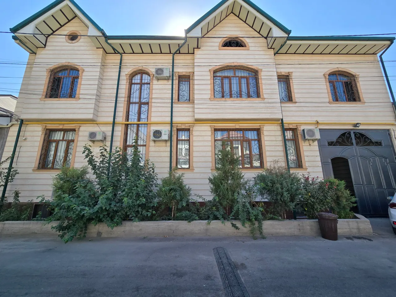 Sotiladi 12 xonali hovli uy, 5 sotix, 3/3 qavat — Sergeli tumani