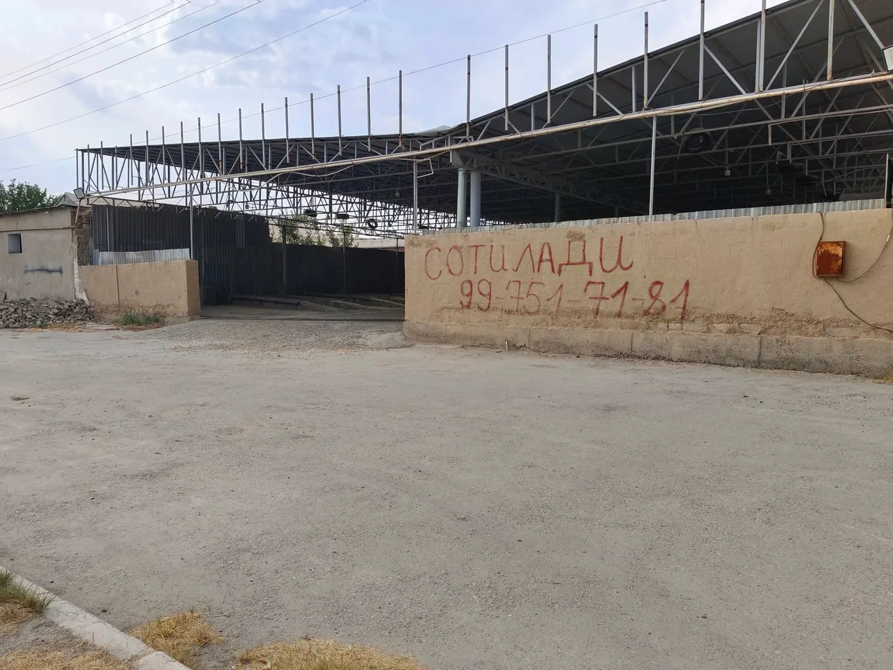 Сотилади тижорат биноси, 750 м², 7,5 сотих — Кармана тумани