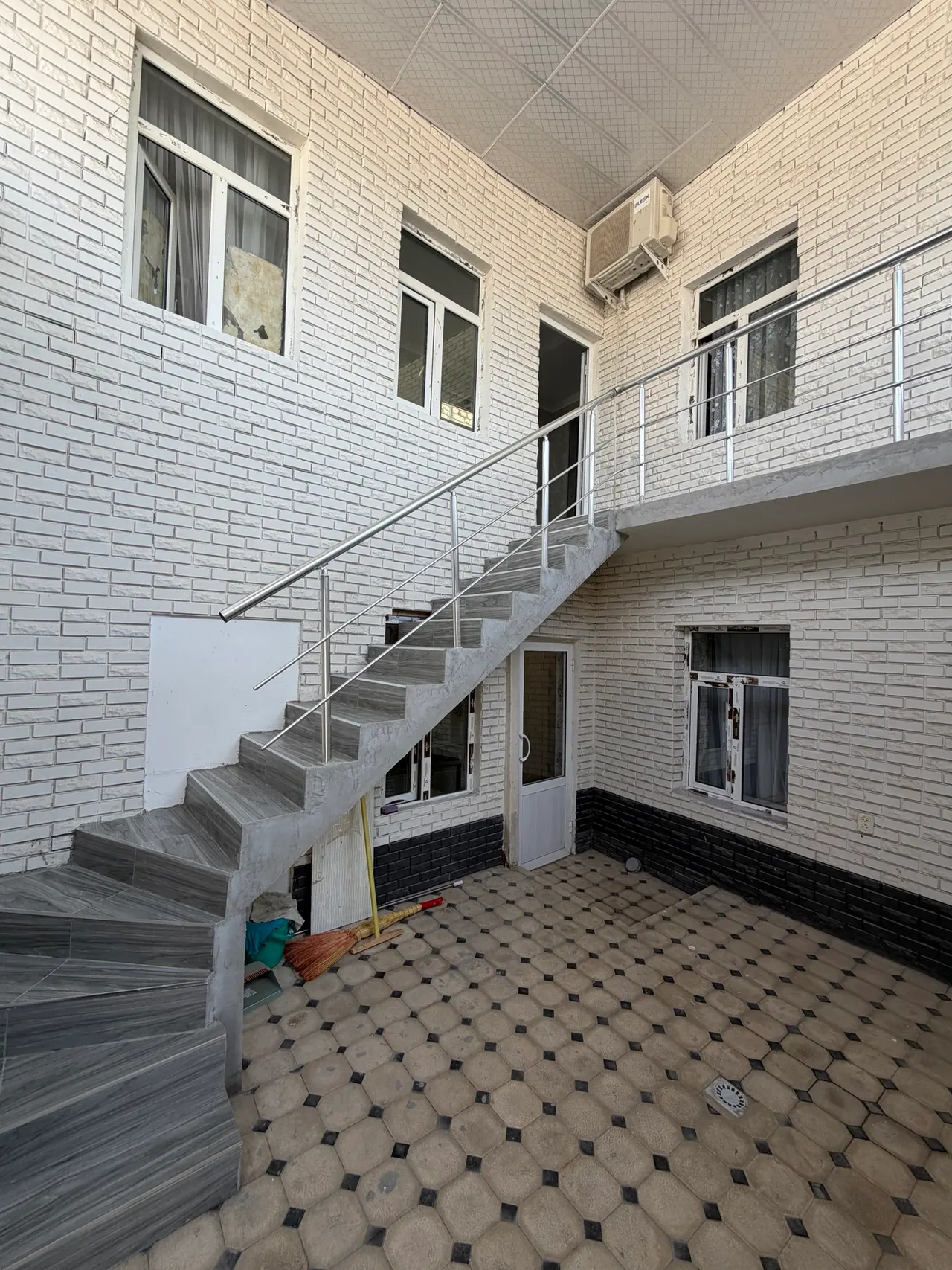 Sotiladi 4 xonali hovli uy, 1,3 sotix, 2 qavatli — Yashnobod tumani