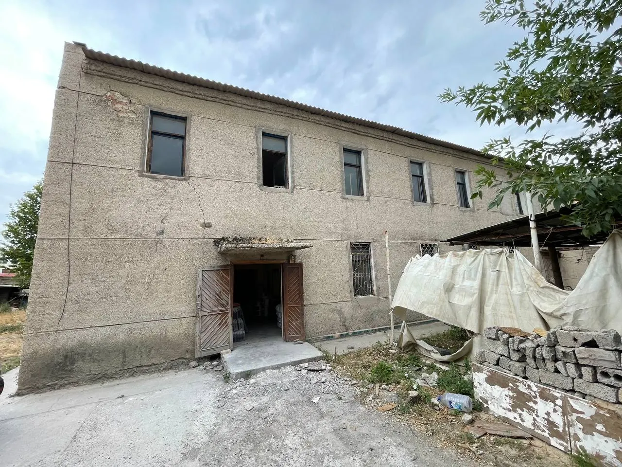 Sotiladi tijorat binosi, 980 m², 22 sotix — Bektemir tumani