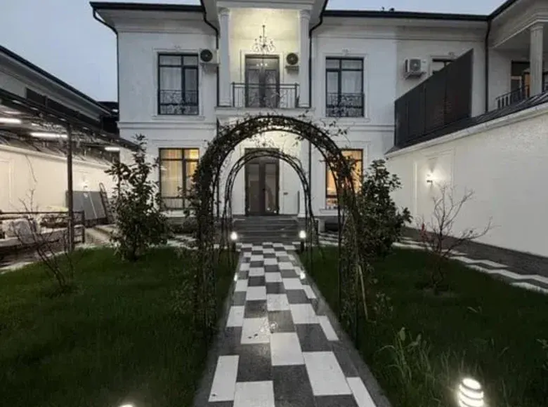 Продаётся 7-комнатный дом, 3.3 сот., 200 м², 3/3 этаж — Юнусабадский район